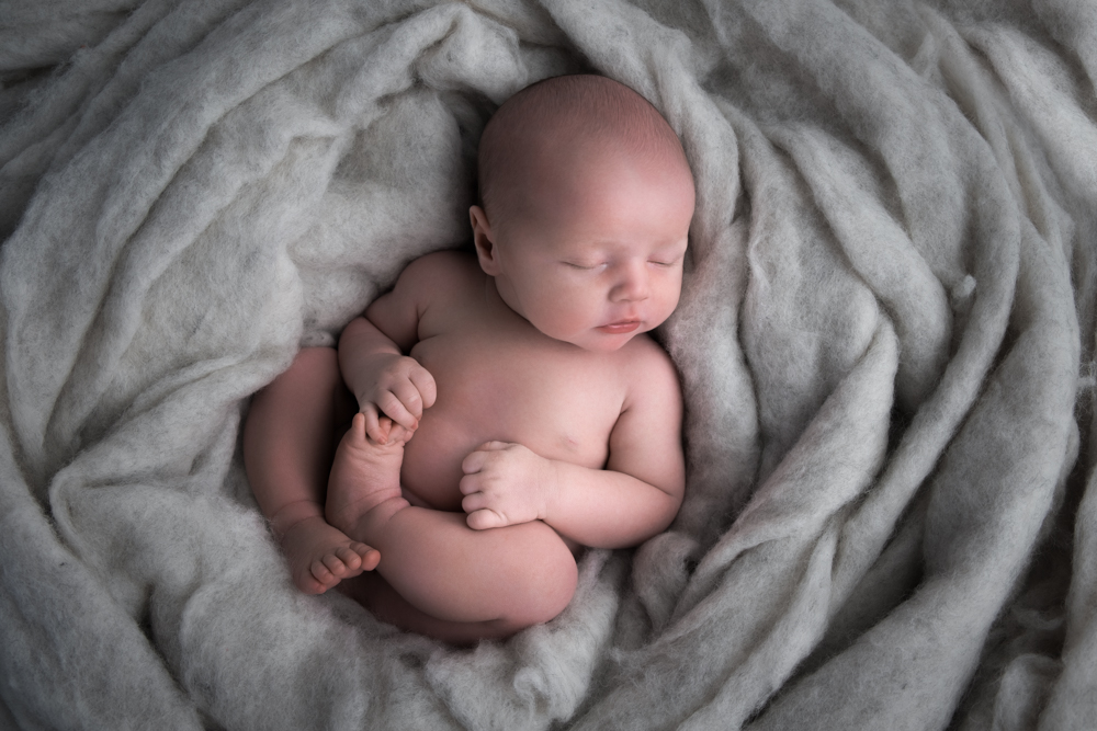 10 NEWBORN PHOTOGRAPHY POSES FOR BEGINNERS INCLUDING CHEAT SHEET 84