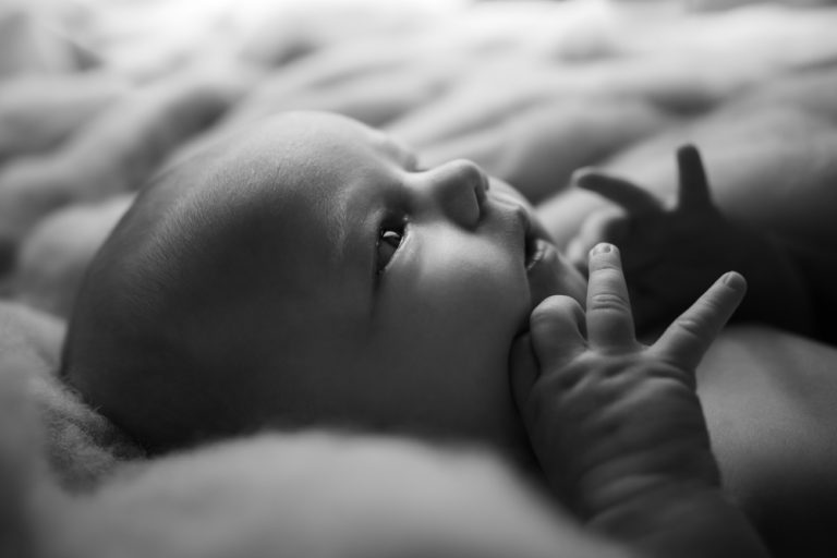 10 NEWBORN PHOTOGRAPHY POSES FOR BEGINNERS INCLUDING CHEAT SHEET 89
