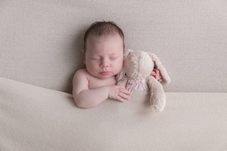 10 NEWBORN PHOTOGRAPHY POSES FOR BEGINNERS INCLUDING CHEAT SHEET 48