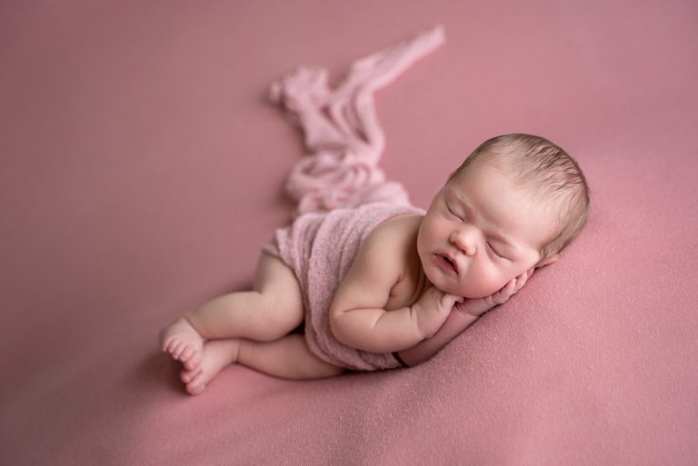 10 NEWBORN PHOTOGRAPHY POSES FOR BEGINNERS INCLUDING CHEAT SHEET 86