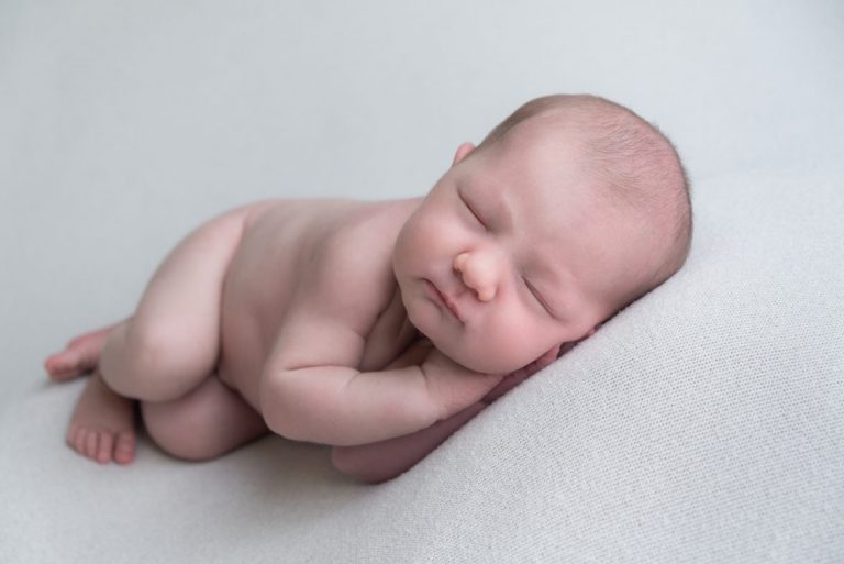 10 NEWBORN PHOTOGRAPHY POSES FOR BEGINNERS INCLUDING CHEAT SHEET 83