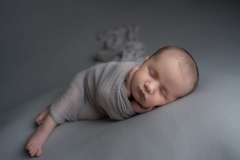 10 NEWBORN PHOTOGRAPHY POSES FOR BEGINNERS INCLUDING CHEAT SHEET 77