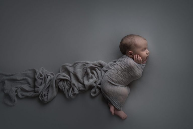 10 NEWBORN PHOTOGRAPHY POSES FOR BEGINNERS INCLUDING CHEAT SHEET 78