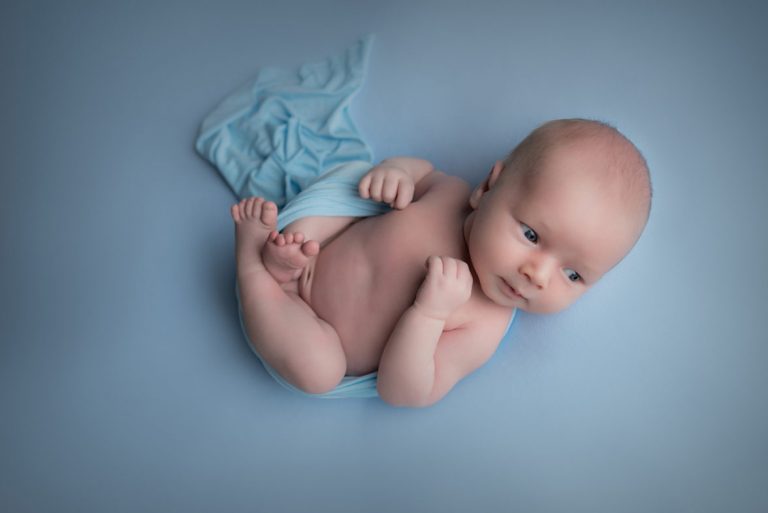 10 NEWBORN PHOTOGRAPHY POSES FOR BEGINNERS INCLUDING CHEAT SHEET 30