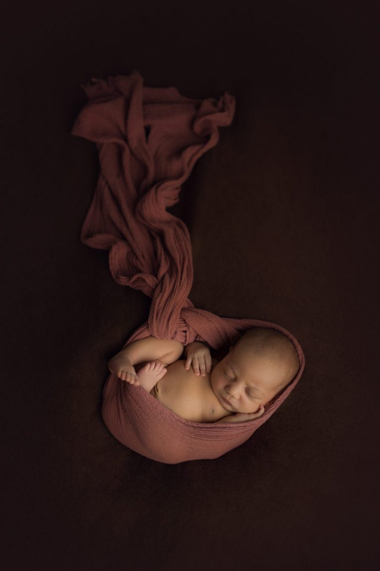 10 NEWBORN PHOTOGRAPHY POSES FOR BEGINNERS INCLUDING CHEAT SHEET 35