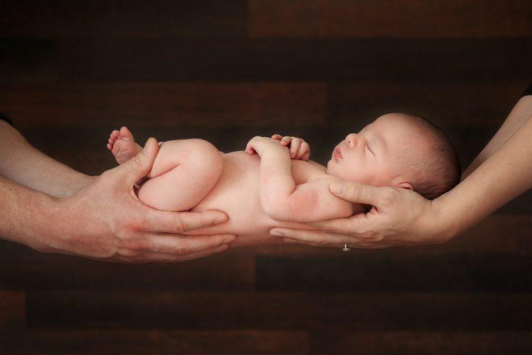 10 NEWBORN PHOTOGRAPHY POSES FOR BEGINNERS INCLUDING CHEAT SHEET 20