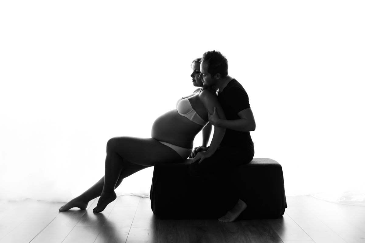Pregnancy photoshoot ideas for couples 8