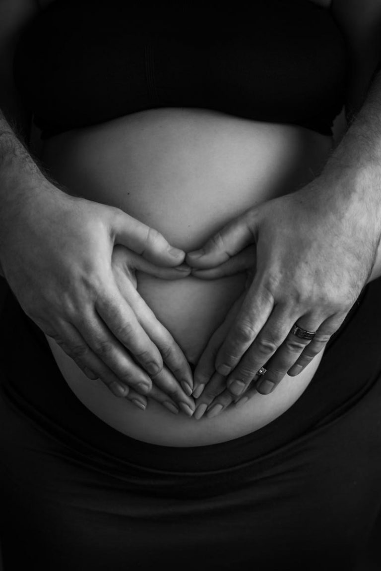Pregnancy photoshoot ideas for couples 22