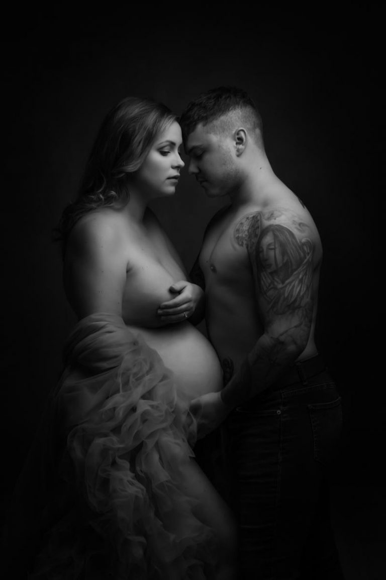Pregnancy photoshoot ideas for couples 21